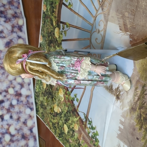Seymour Mann doll collectors guild Abigail porcelain doll - Picture 8 of 9